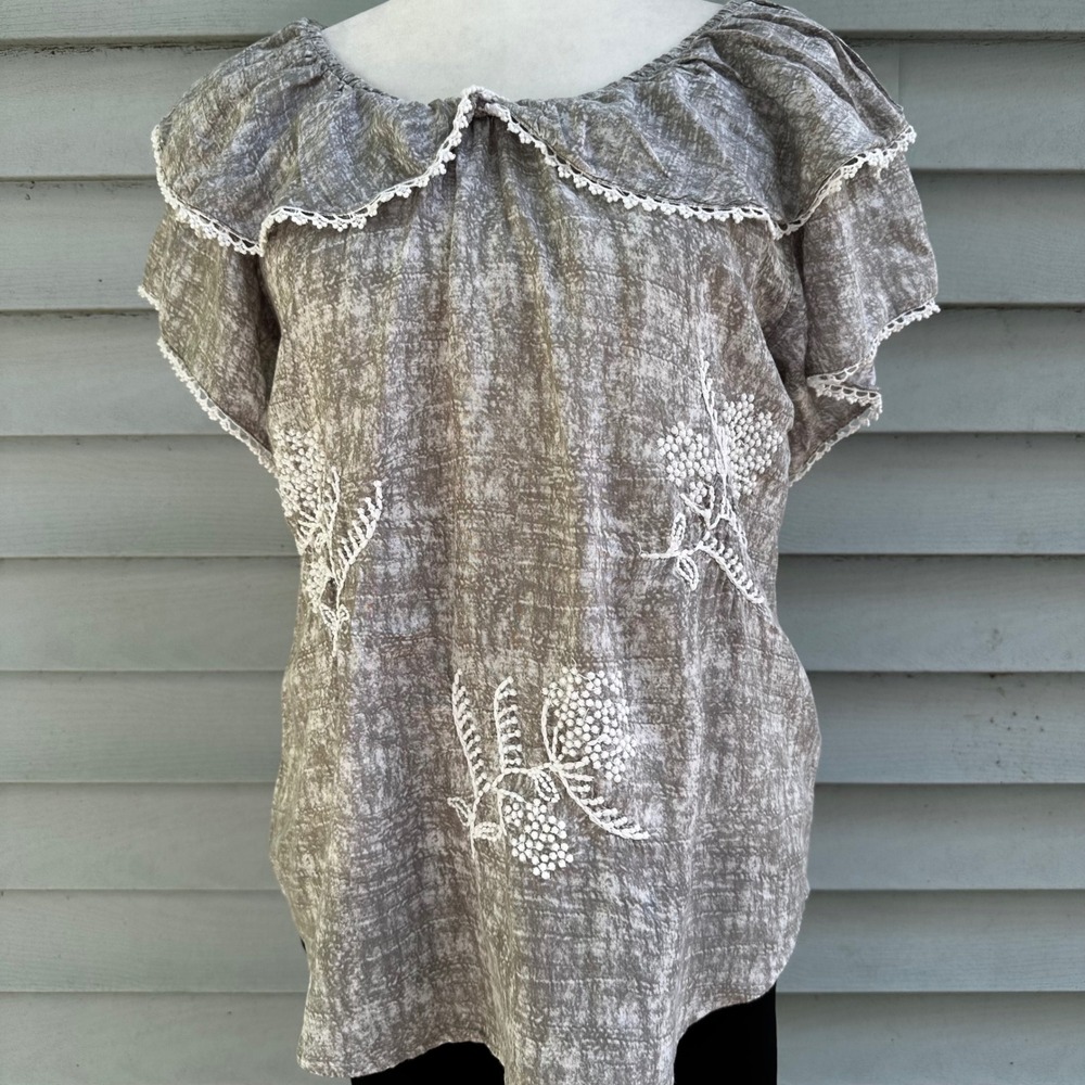 Democracy Embroidered Floral Peasant Top Ruffle‎ Trim Grey Blouse Size Small